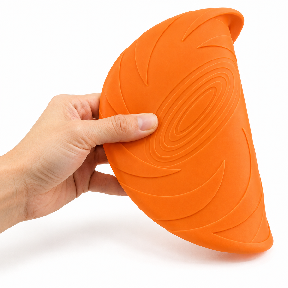 Souplesse du frisbee orange en TPR montrée à la main