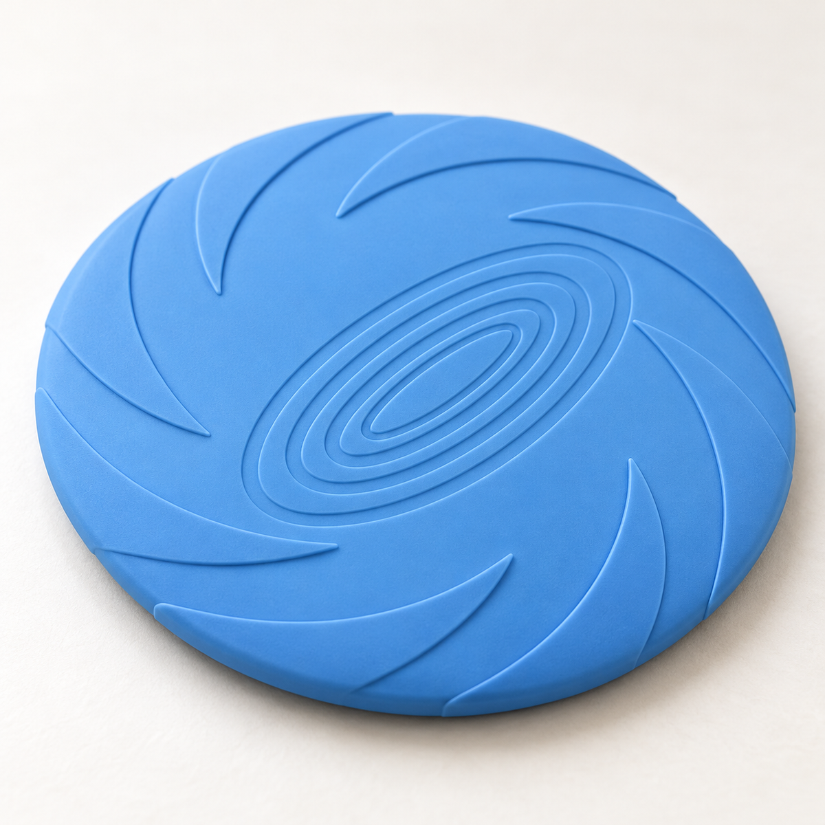 Détail net des rainures du frisbee bleu en TPR