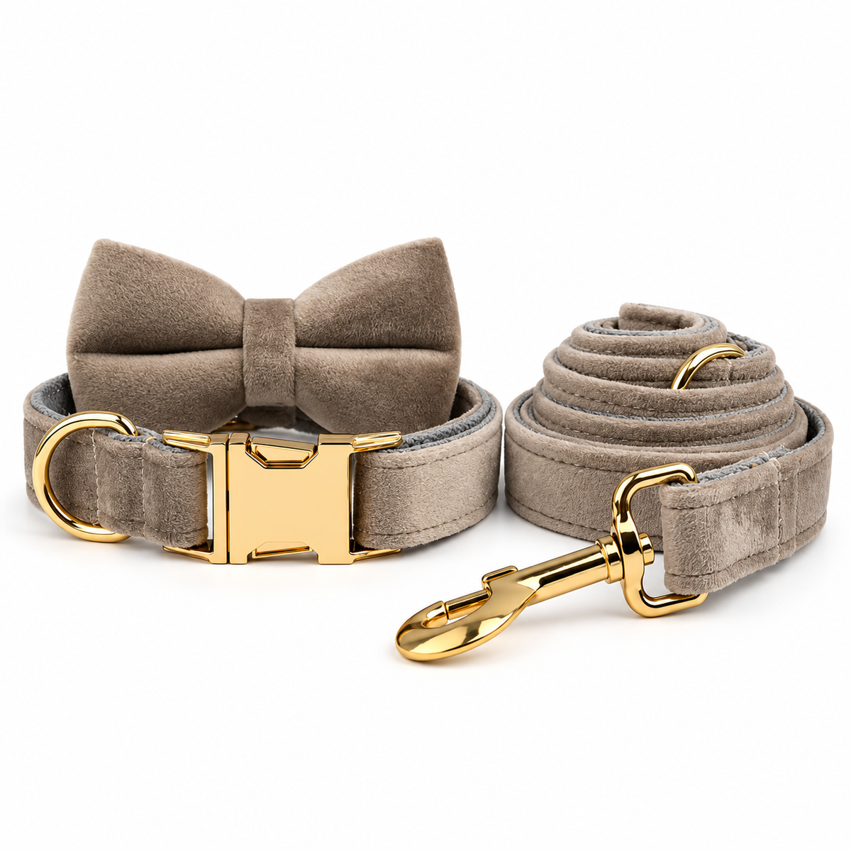 Ensemble laisse et collier avec nœud pour chien gris, finitions dorées, sur fond blanc
